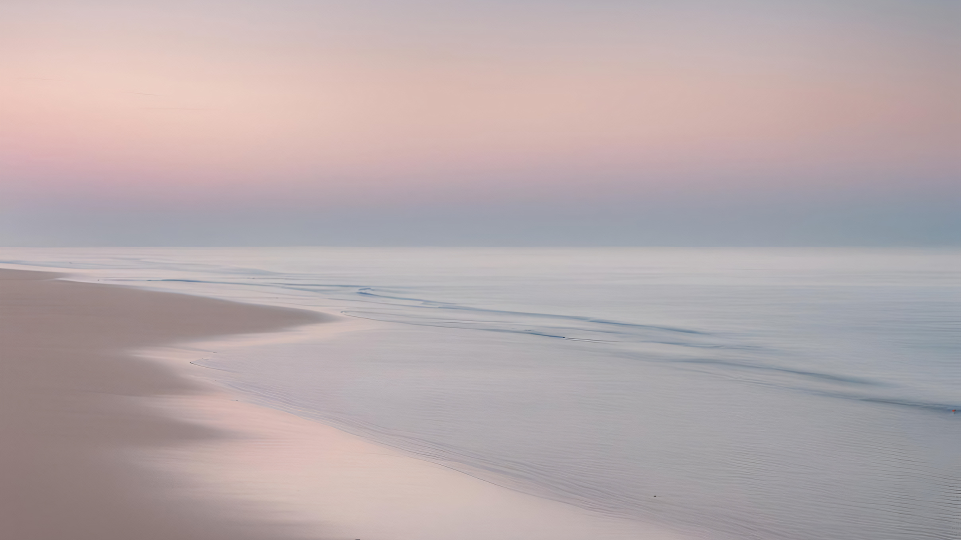 Sanfter Strand bei Sonnenuntergang